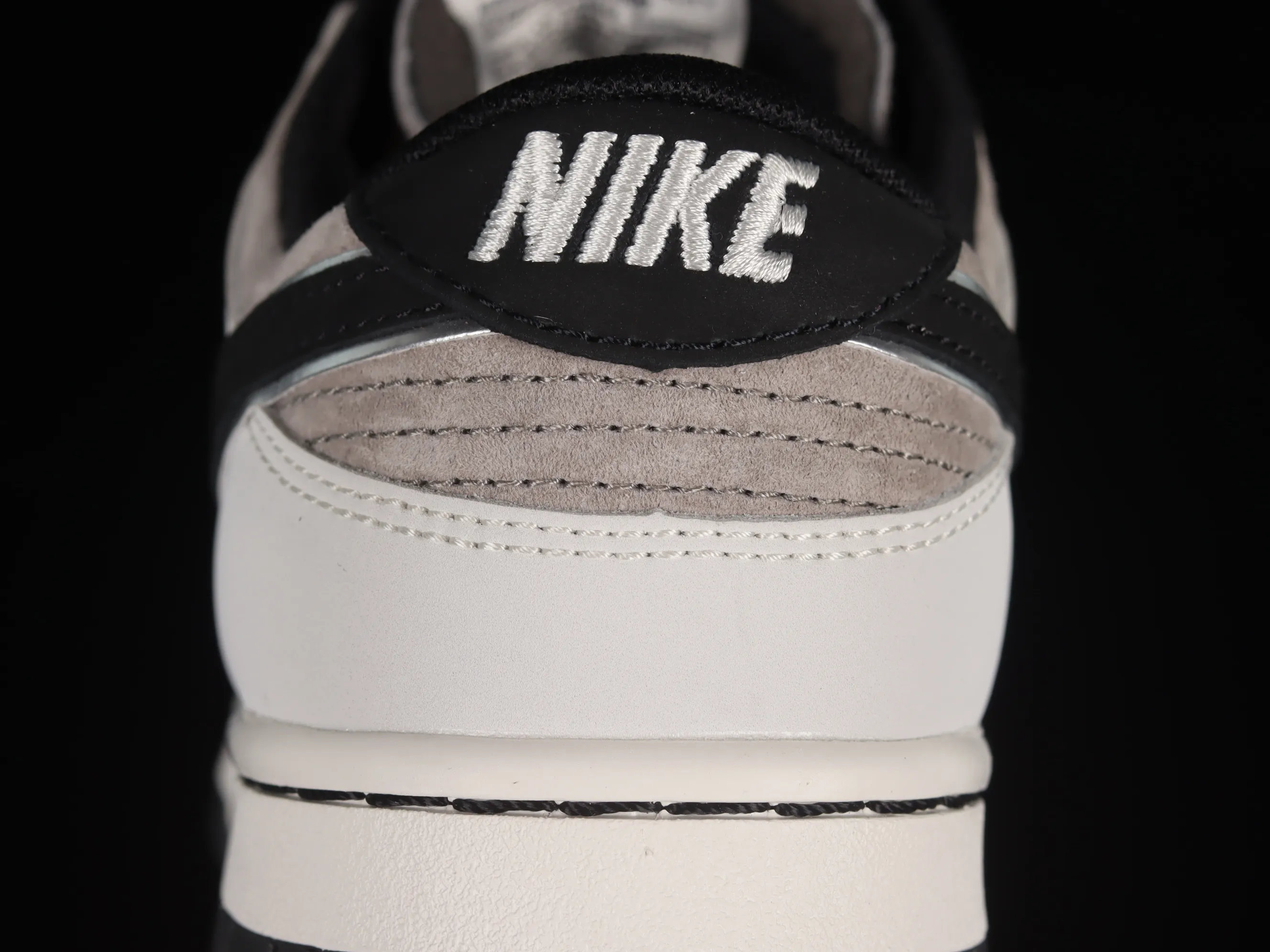 All Categories Nk SB Dunk Series Nk SB Dunk Low Low-top sneakers Otomo Katsuhiro x Nk SB Dunk Low "Steamboy OST" Otomo Katsuhiro co-branded SB low-top sports and leisure sneakers LF0039-037